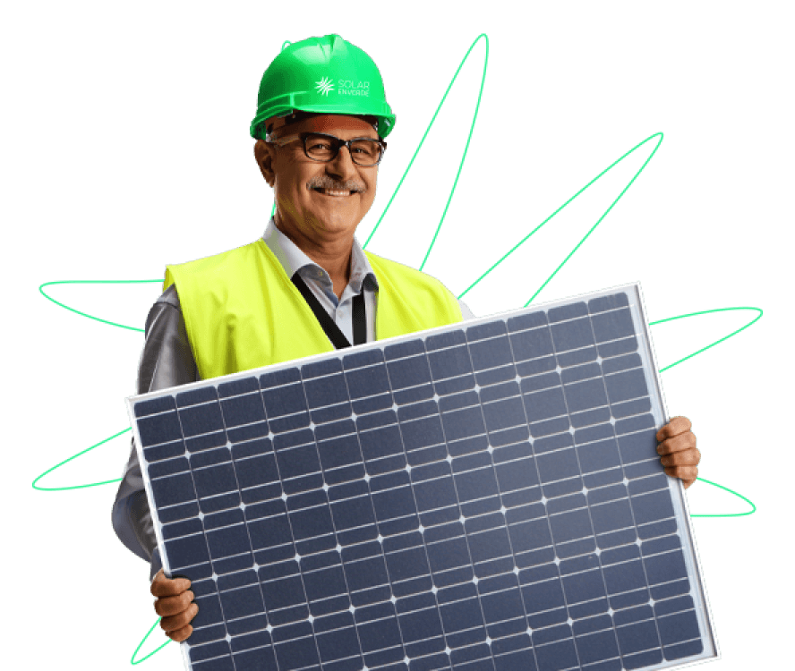 Solar Enverde radnik koji nosi solarni panel